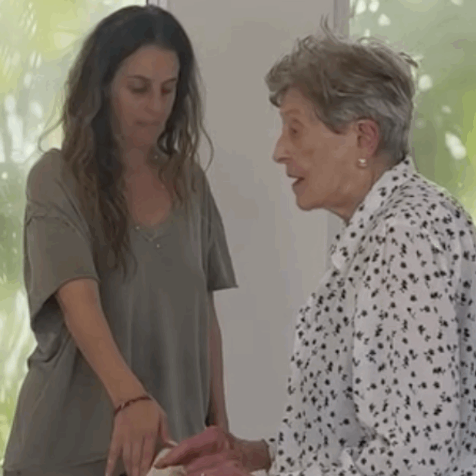 “Ho 98 anni mi alleno quattro volte a settimana, porto a spasso il cane ogni giorno e pratico yoga”: la storia di Ilse