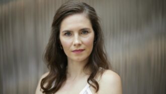 “Il mio spettacolo rende omaggio alla memoria di Meredith Kercher e denuncia la violenza subita da lei e da me”: Amanda Knox risponde alle polemiche