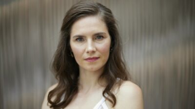 Copertina di “Il mio spettacolo rende omaggio alla memoria di Meredith Kercher e denuncia la violenza subita da lei e da me”: Amanda Knox risponde alle polemiche