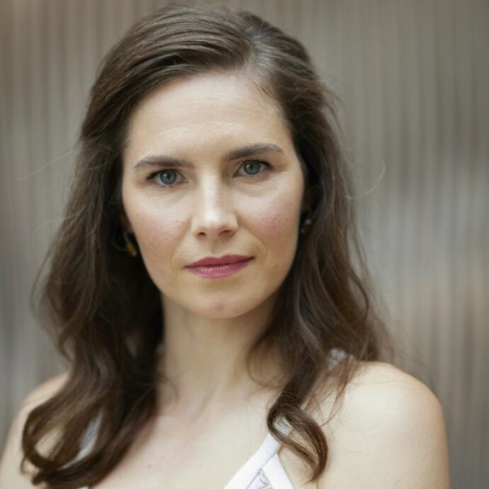 “Il mio spettacolo rende omaggio alla memoria di Meredith Kercher e denuncia la violenza subita da lei e da me”: Amanda Knox risponde alle polemiche