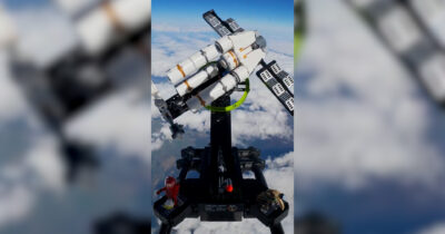 Copertina di Un’astronave di Lego lanciata nello spazio: il volo a 35mila metri dalla Terra (e c’è anche Ryan Gosling) – Video