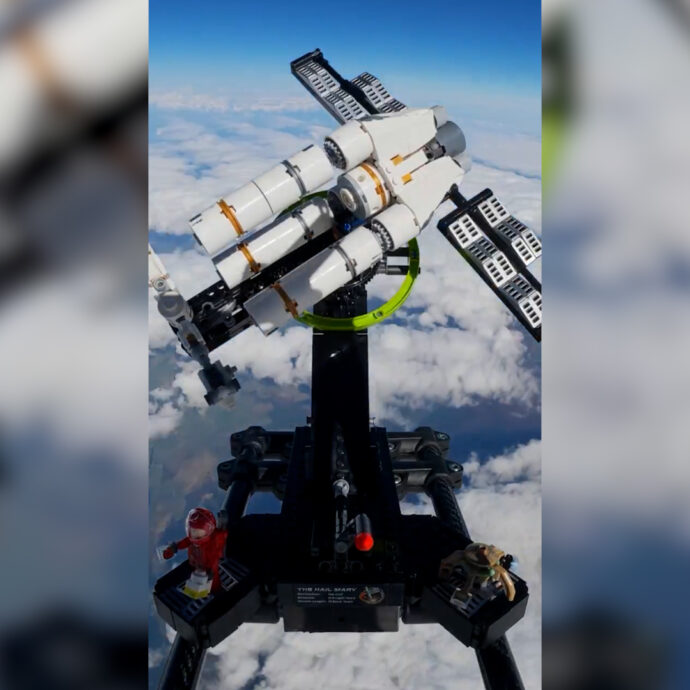 Un’astronave di Lego lanciata nello spazio: il volo a 35mila metri dalla Terra (e c’è anche Ryan Gosling) – Video