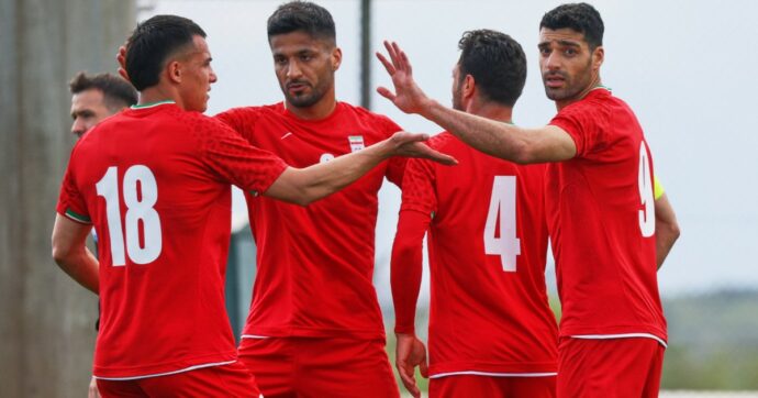 Mondiali, Italia al posto dell’Iran? La risposta di Teheran: “Parteciperemo con orgoglio”. L’ambasciata: “Il calcio appartiene ai popoli, non ai politici”