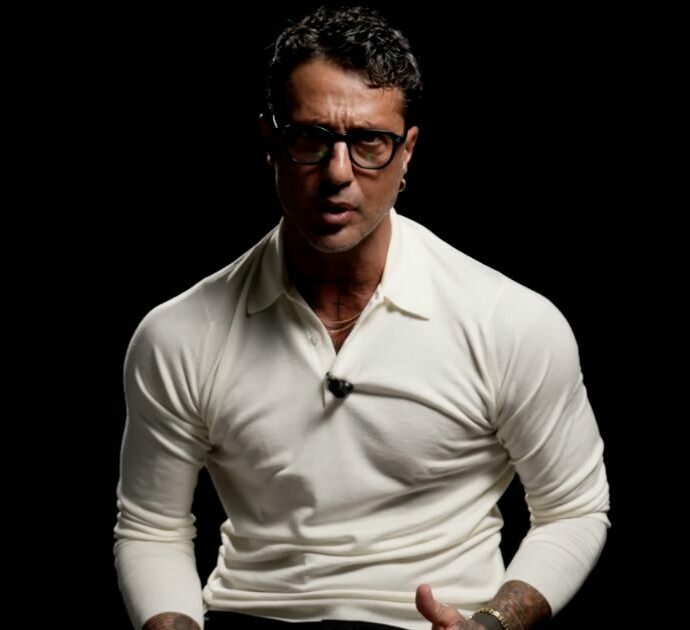 “Falsissimo” di Fabrizio Corona arriva a Castglioncello e scoppia il caso politico. Il Pd di Rosignano: “Leggere questo nome in cartellone lascia perplessi”