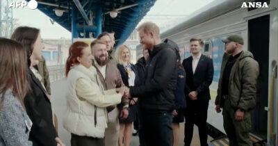 Copertina di Il principe Harry a sorpresa in Ucraina per sostenere i soldati: “L’Europa non perda di vista il coraggio di Kiev” – Video