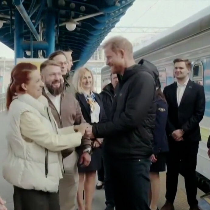 Il principe Harry a sorpresa in Ucraina per sostenere i soldati: “L’Europa non perda di vista il coraggio di Kiev” – Video