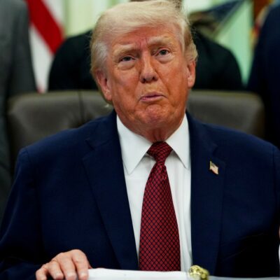Copertina di Iran, Trump: “Possibile ripresa degli attacchi”. Media, “superpetroliera iraniana sfuggita al blocco navale Usa”.