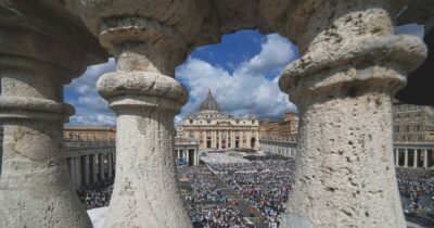 Copertina di Spioni al lavoro in Vaticano sul caso del palazzo inglese