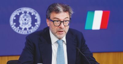 Copertina di Giorgetti spaventa Crosetto e l’Europa: “Tagliamo la Difesa”