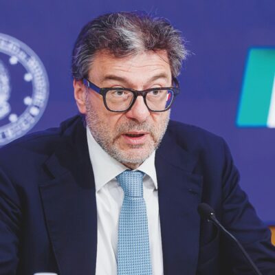 Copertina di Giorgetti spaventa Crosetto e l’Europa: “Tagliamo la Difesa”