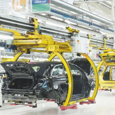 Copertina di Stellantis vende più auto ma produce sempre poco in Italia: i dati smentiscono la narrazione di Urso e azienda