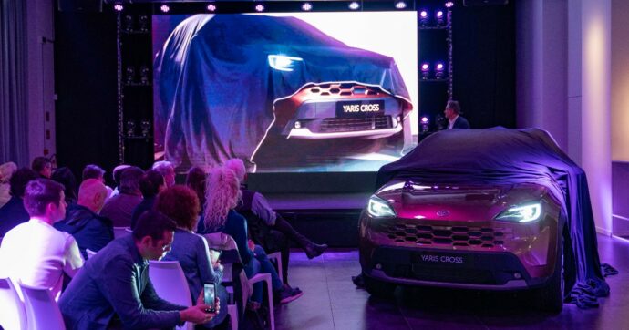 Toyota Yaris Cross 2026, debutta a Milano il suv ibrido tutta sostanza
