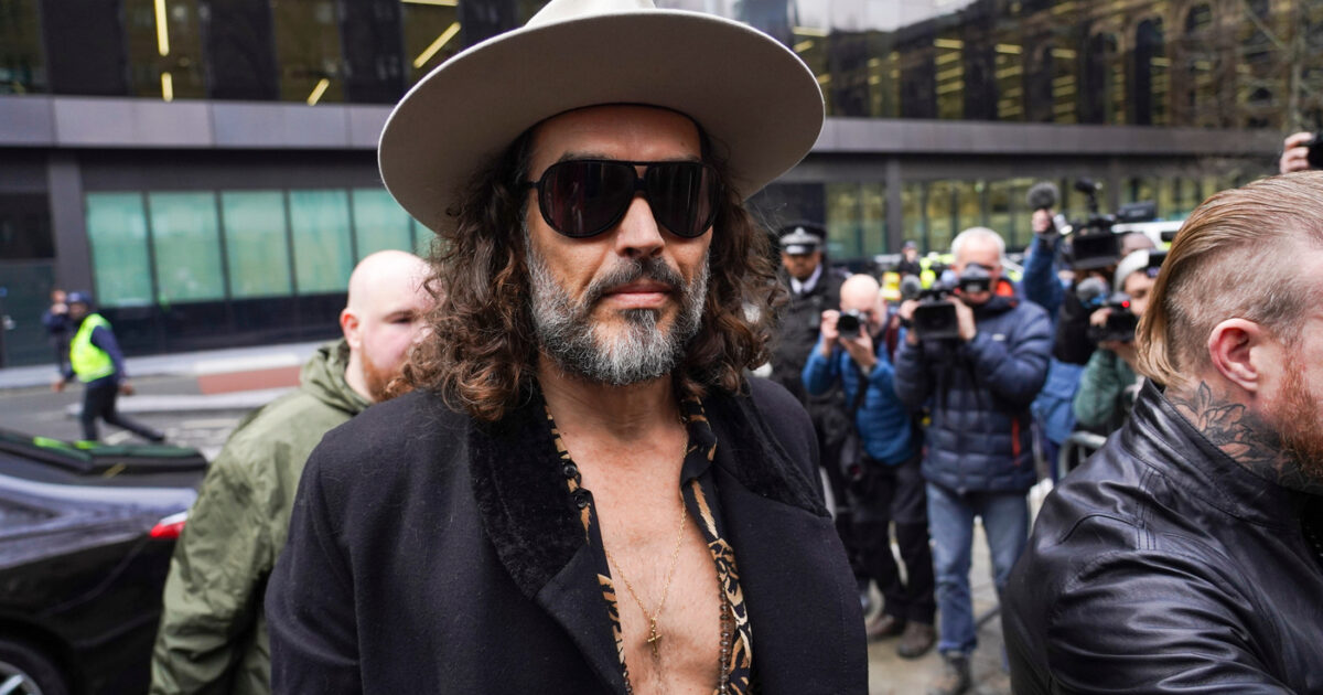 “Sono egoista. Ho avuto rapporti sessuali a 30 anni con una ragazza di 16”: lo rivela Russell Brand. Il comico sarà processato per stupro e violenza sessuale
