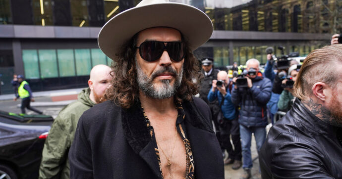 “Sono egoista. Ho avuto rapporti sessuali a 30 anni con una ragazza di 16”: lo rivela Russell Brand. Il comico sarà processato per stupro e violenza sessuale