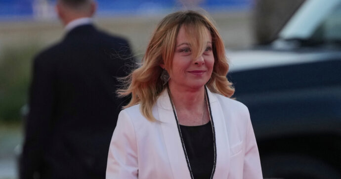 Meloni contro la presenza di Putin al G20, poi invoca meno tensioni nella Nato. Ma assicura: “Rapporti con gli Usa sempre solidi”