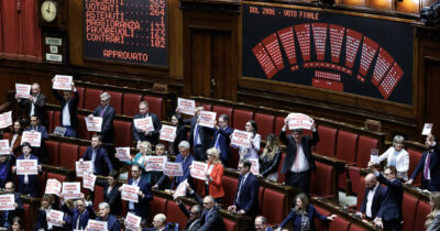 Copertina di Decreto Sicurezza, la Camera approva: è legge. Opposizioni cantano “Bella ciao”, poi la destra intona l’inno d’Italia e si accodano