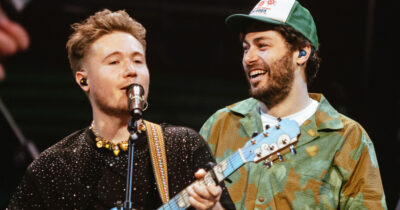 Copertina di Alfa riceve a Milano la “benedizione” da Riccardo Zanotti dei Pinguini Tattici Nucleari. Continua la scalata del cantautore genovese – IL VIDEO