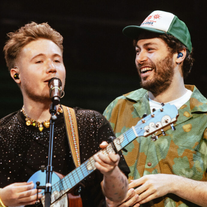 Alfa riceve a Milano la “benedizione” da Riccardo Zanotti dei Pinguini Tattici Nucleari. Continua la scalata del cantautore genovese – IL VIDEO