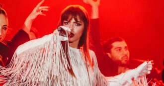 Copertina di Annalisa a Genova: “Se siamo rimasti qua è grazie alle poche persone che c’erano ai miei inizi”. La cantante fa scatenare anziani e bambini. L’omaggio a De Andrè