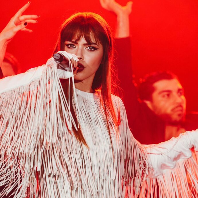 Annalisa a Genova: “Se siamo rimasti qua è grazie alle poche persone che c’erano ai miei inizi”. La cantante fa scatenare anziani e bambini. L’omaggio a De Andrè