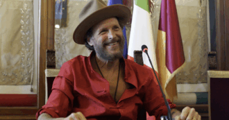 Copertina di “Da 10 anni ho gli stessi prezzi dei biglietti dei miei concerti. Gli stranieri sparano cifre folli. Due feste a Roma per il mio 60esimo compleanno”: così Jovanotti