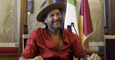 Copertina di “Da 10 anni ho gli stessi prezzi dei biglietti dei miei concerti. Gli stranieri sparano cifre folli. Due feste a Roma per il mio 60esimo compleanno”: così Jovanotti