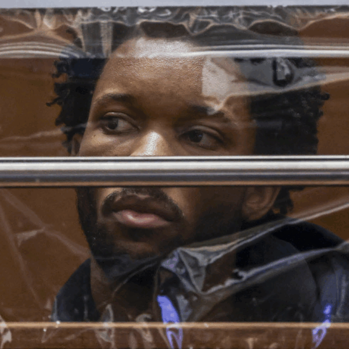 “Nel suo iCloud è stato trovato molto materiale pedopornografico”: D4vd sotto torchio in tribunale. La difesa fa pressing sull’accusa per le prove da fornire al giudice