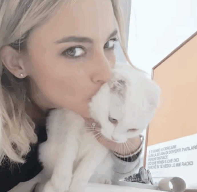 “La prima volta che l’ho vista ho pensato, oddio, quanto è bruttina. Però ho voluto prenderla lo stesso con me”: Francesca Fialdini presenta la gatta Myra