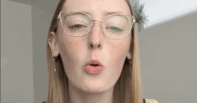 Copertina di “Non fatevi la doccia con le lenti a contatto, io sono diventata quasi cieca a 20 anni per colpa di un parassita nell’acqua”: la storia di Grace Jamison