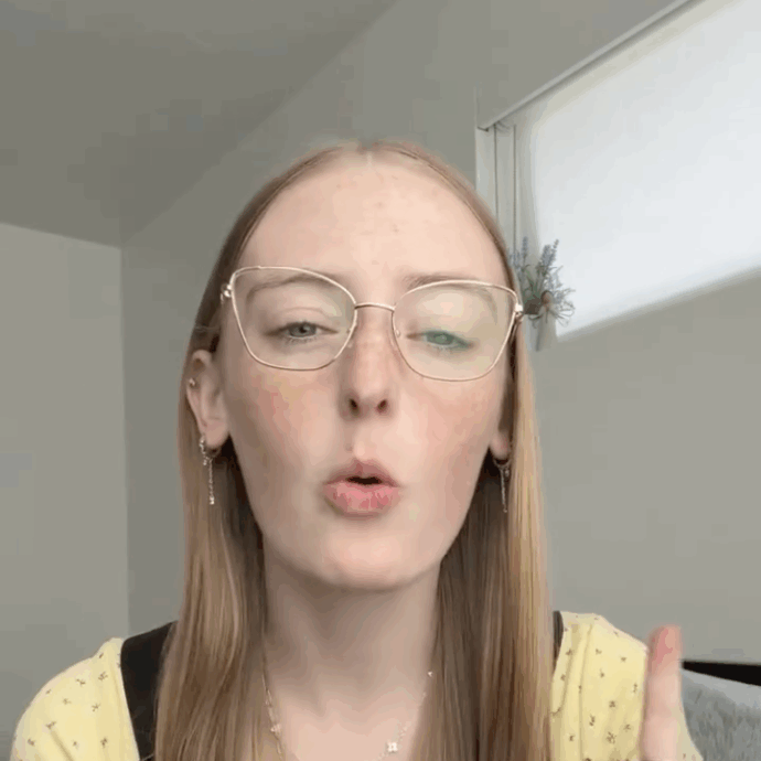 “Non fatevi la doccia con le lenti a contatto, io sono diventata quasi cieca a 20 anni per colpa di un parassita nell’acqua”: la storia di Grace Jamison