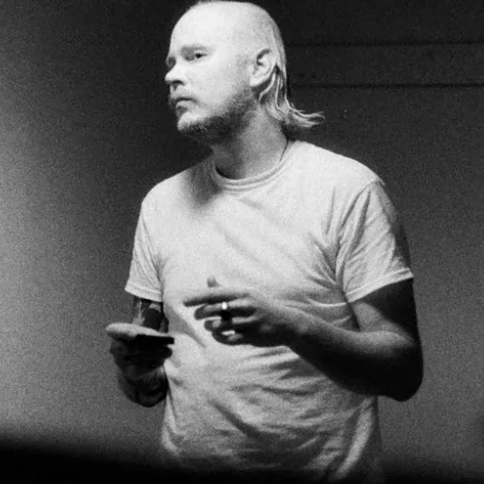 È morto Taylor Kirk, polistrumentista del progetto folk gotico Timber Timbre. Il portavoce: “Siamo devastati da questa perdita profonda e ci mancherà”