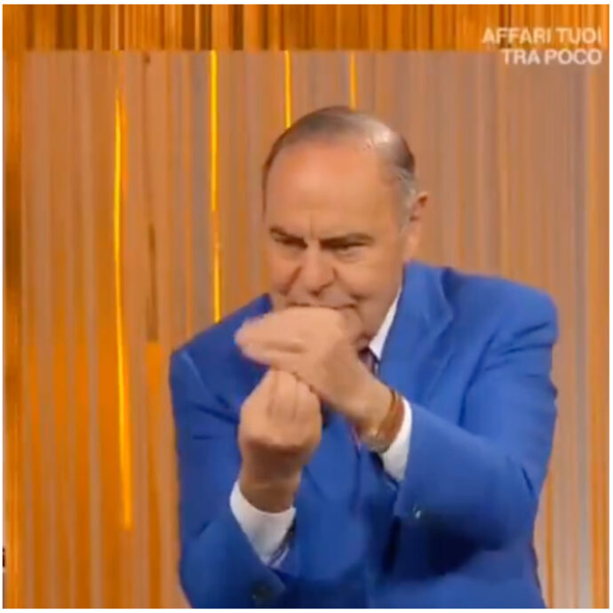 Bruno Vespa sbaglia la coreografia del brano “Per Sempre Sì” e chiede aiuto a Sal Da Vinci – IL VIDEO