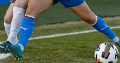 Copertina di Vuole giocare a calcio, ma non riceve il certificato perché vede da un occhio solo: il dramma di una giovane milanese