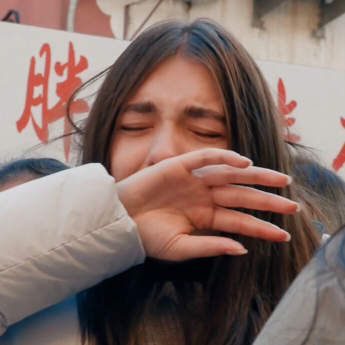 I sette mostri di Pechino Express piegano (letteralmente) Chanel Totti e Michelle Masullo: la corsa verso il secchio dopo aver mangiato cimici e scorpioni – Video