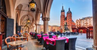 Comprano i biglietti per Cracovia, ma l’aereo atterra a Craiova: famiglia si ritrova per sbaglio in vacanza in Romania