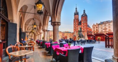 Copertina di Comprano i biglietti per Cracovia, ma l’aereo atterra a Craiova: famiglia si ritrova per sbaglio in vacanza in Romania