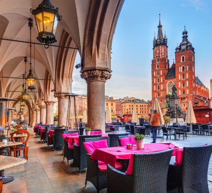 Comprano i biglietti per Cracovia, ma l’aereo atterra a Craiova: famiglia si ritrova per sbaglio in vacanza in Romania