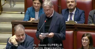 Copertina di Decreto Sicurezza, Cuperlo porta Cetto La Qualunque in Aula e ironizza: “Facciamo, ‘quantunquemente’, la tessera punti: ogni 5 migranti, un elettore in omaggio”