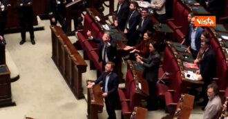 Copertina di Decreto sicurezza, FdI risponde alle opposizioni intonando l’Inno di Mameli: loro si uniscono e si alzano in piedi (ma la Lega resta seduta)