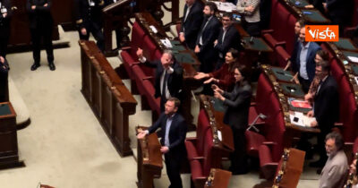 Copertina di Decreto sicurezza, FdI risponde alle opposizioni intonando l’Inno di Mameli: loro si uniscono e si alzano in piedi (ma la Lega resta seduta)