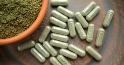 Copertina di È allarme per il kratom, la nuova droga non ancora vietata che allevia la fatica e aumenta la produttività: il nuovo studio sui rischi (anche gravi)