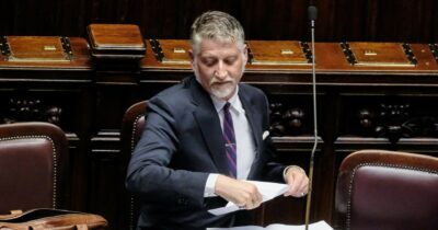 Copertina di Il ministro Giuli non va all’inaugurazione