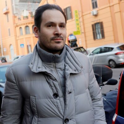 Copertina di Sempio non risponderà ai pm. I legali: “Le indagini non sono chiuse”. Oggi le gemelle Cappa sentite come testimoni