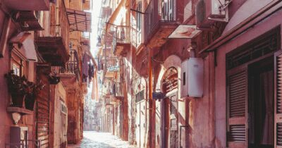 Copertina di La madre malata, il ventre di Napoli e le orge del figlio: la recensione di ‘’Grande’’ di Ivan Cotroneo