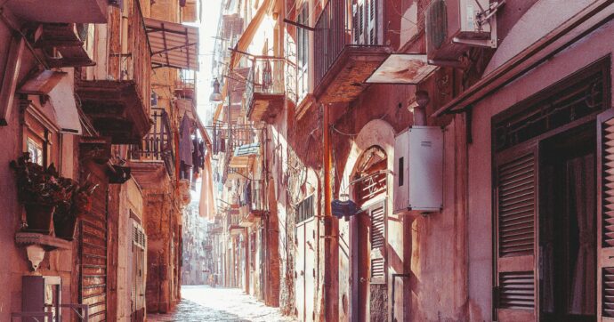 La madre malata, il ventre di Napoli e le orge del figlio: la recensione di ‘’Grande’’ di Ivan Cotroneo