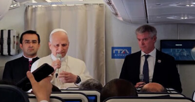 Copertina di Papa Leone: “Non posso essere a favore della guerra, risposte vengano da una cultura di pace e si rispetti il diritto internazionale”