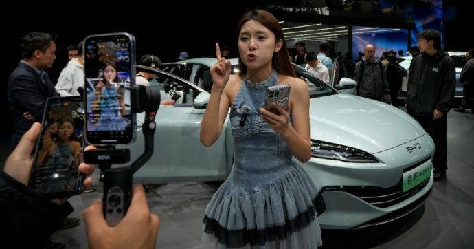 Pechino, il salone dell’auto dove la Cina corre e l’Occidente resta (quasi) a guardare