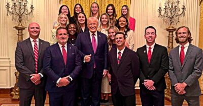 Copertina di Trump oscura le tenniste nella foto alla Casa Bianca: è polemica. Navratilova: “Uno scatto che vale più di mille parole”