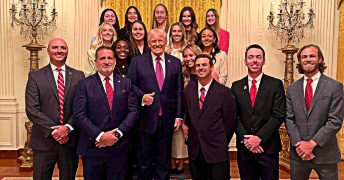 Trump oscura le tenniste nella foto alla Casa Bianca: è polemica. Navratilova: “Uno scatto che vale più di mille parole”