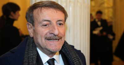 Copertina di “Mi hanno puntato una pistola alla tempia. La morte? La penso costantemente. Immagino il paradiso come un hotel a 5 stelle dove incontri Hitler e Stalin”: così Giacomo Poretti